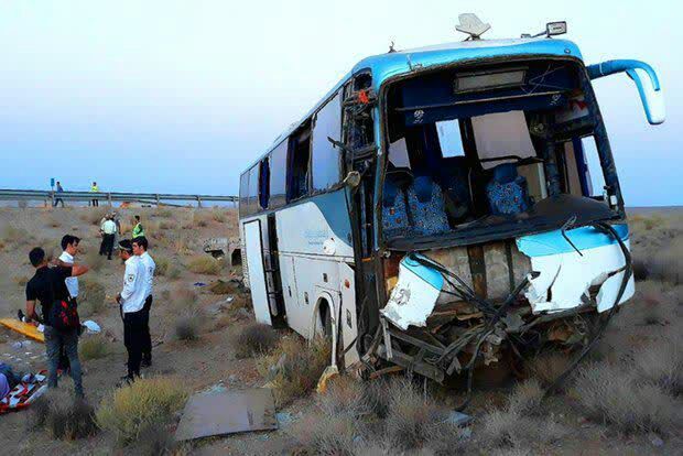 مصدوم شدن ۲۱ زائر اصفهانی در آزادراه خرم‌آباد ـ اندیمشک