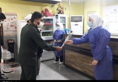 بسیجیان اندیمشکی با حضور در مراکز درمانی، غذای نذری بین بیماران کرونایی توزیع کردند