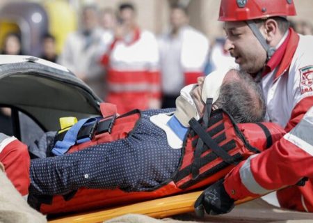 نجات دو مصدوم گرفتار در خودرو توسط نجاتگران اندیمشک