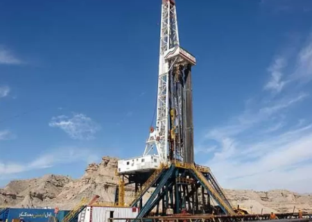 عملیات حفر چاه نفت در میدان مشترک نفتی