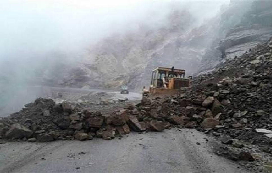 ریزش کوه در جاده پلدختر خرم آباد و پلدختر اندیمشک