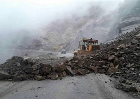 ریزش کوه در جاده پلدختر خرم آباد و پل‌دختر اندیمشک
