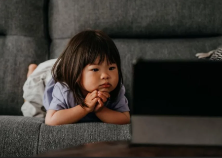 مطالعه جدید: قرارگیری مداوم نوزاد در معرض نمایشگر می‌تواند منجر به اضطراب در نوجوانی شود