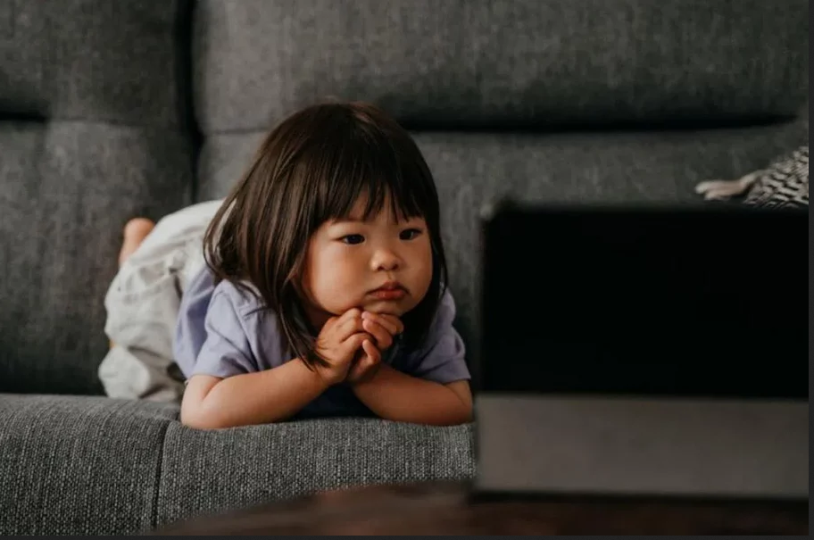 مطالعه جدید: قرارگیری مداوم نوزاد در معرض نمایشگر می‌تواند منجر به اضطراب در نوجوانی شود